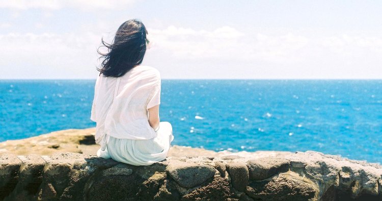 Девушка на берегу моря