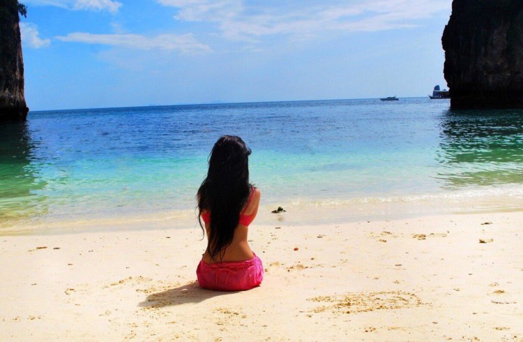 Брюнетка на море