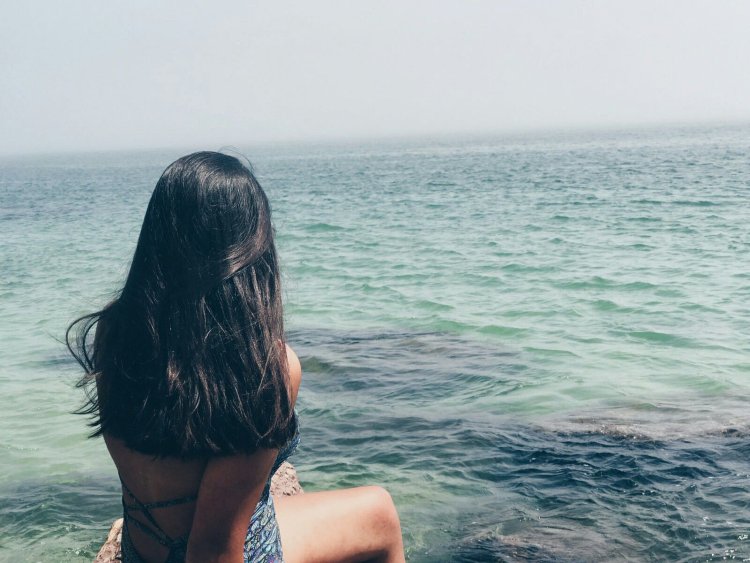 Брюнетка на фоне моря без лица