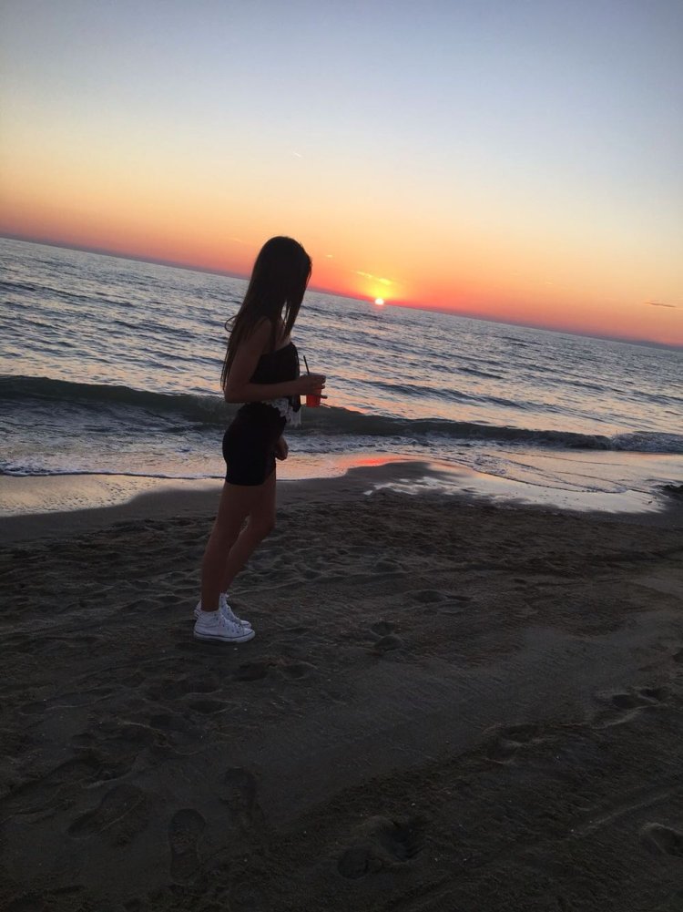 Девушка на море без лица