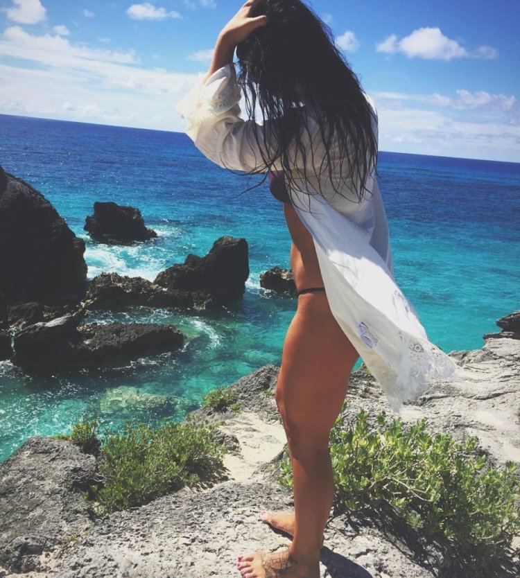 Красивая брюнетка на море