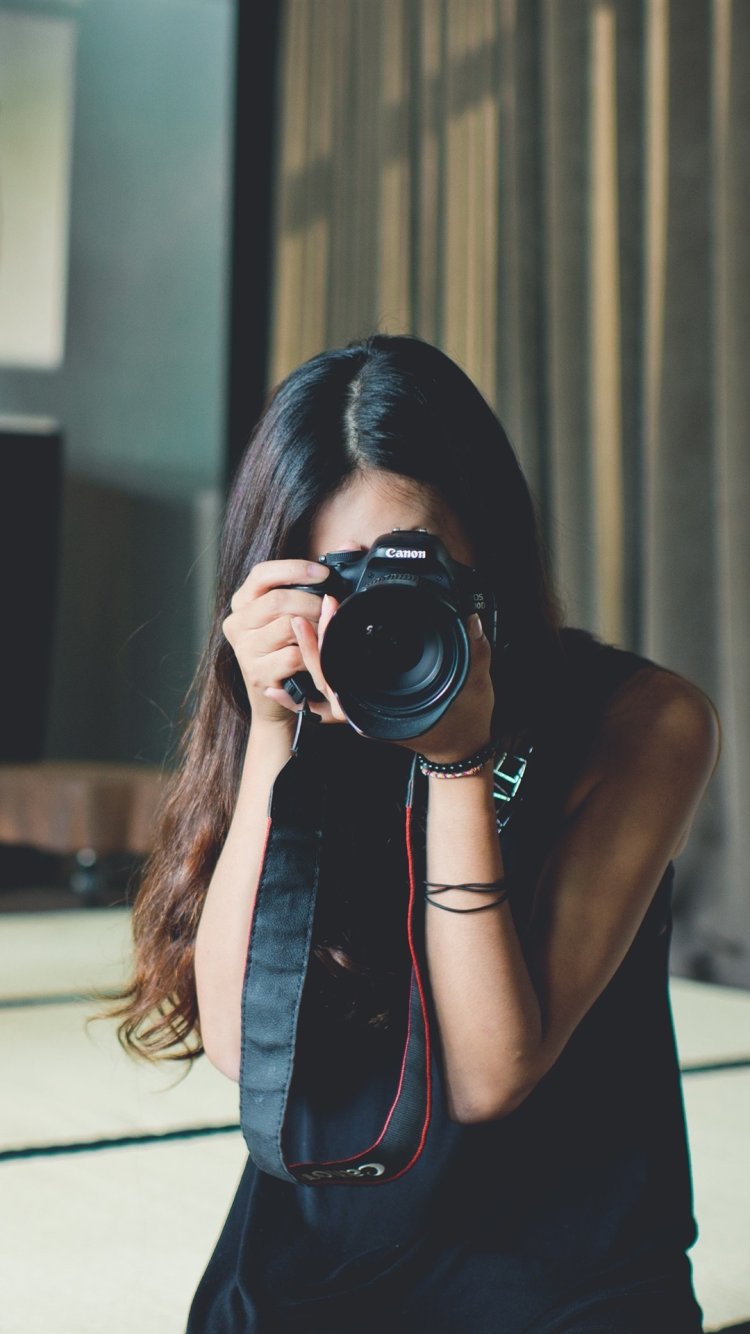 Красивая девушка с фотоаппаратом