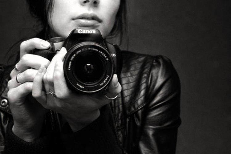 Девушка с фотоаппаратом