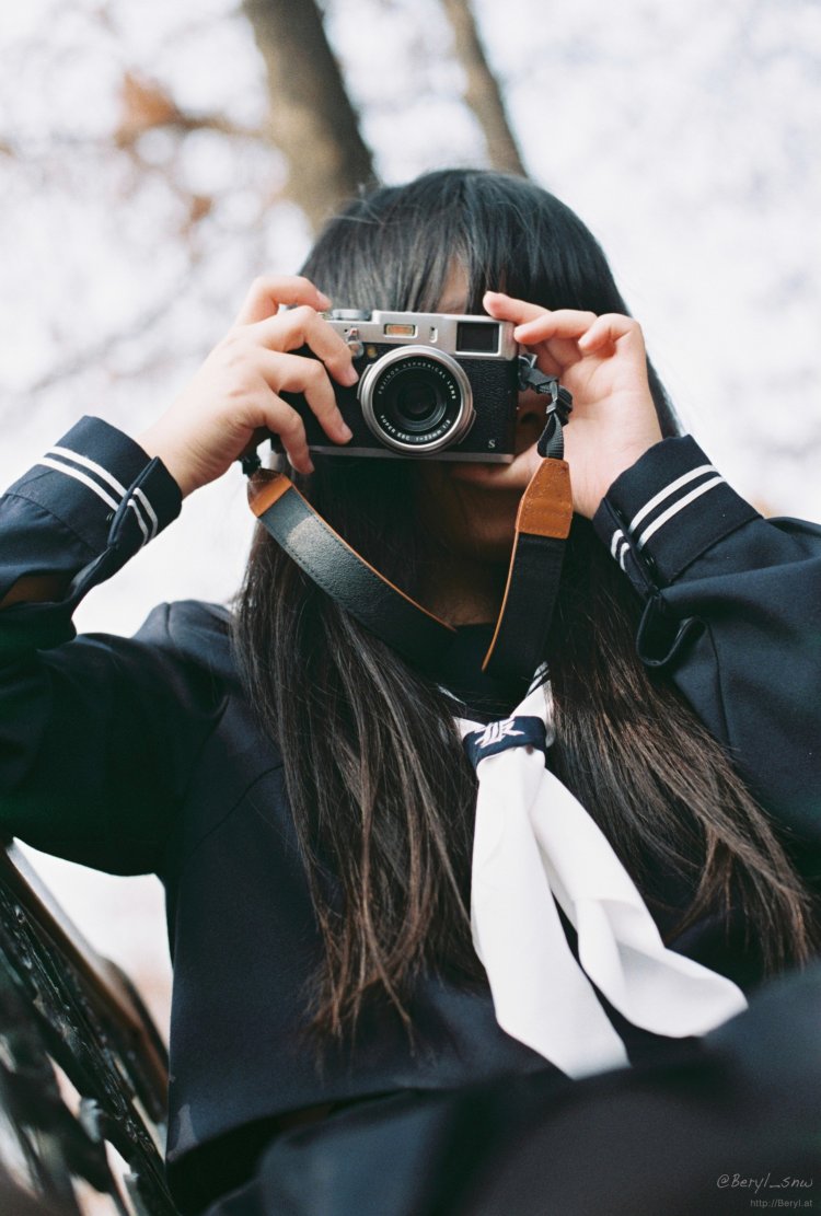 Брюнетка с фотоаппаратом