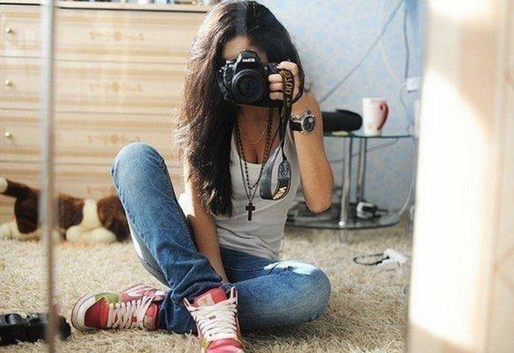 Крутая брюнетка