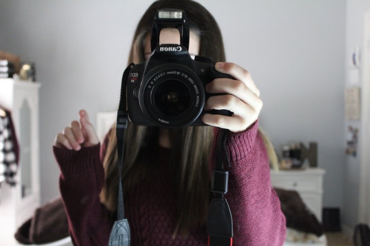 Девушка с фотоаппаратом Canon