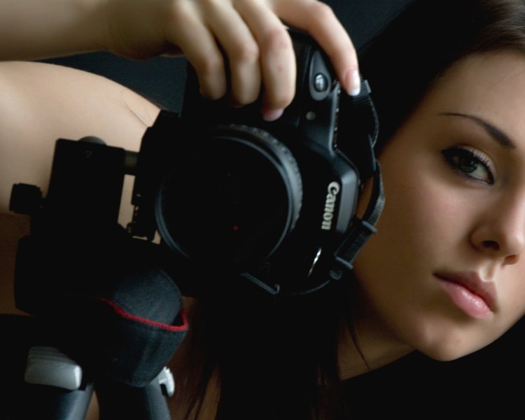 Девушки брюнетки с фотоаппаратом