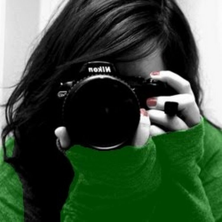 Девушка с фотоаппаратом без лица