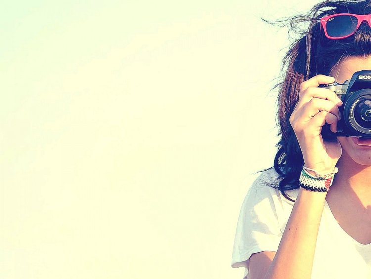 Девушка с фотоаппаратом