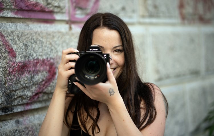 Девушка и фотоаппарат сони