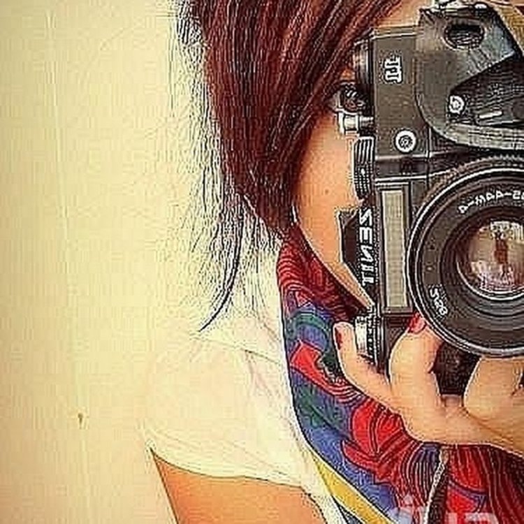 Красивая девушка с фотоаппаратом