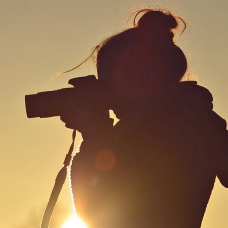 Девушка фотографирует