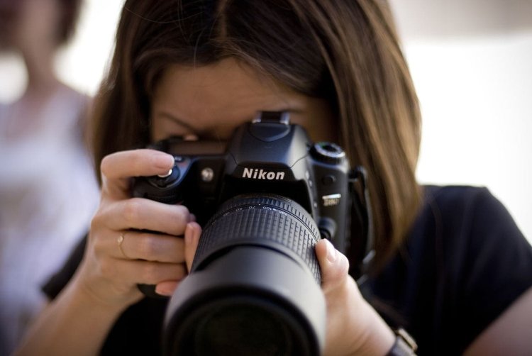 Девушка с зеркальным фотоаппаратом