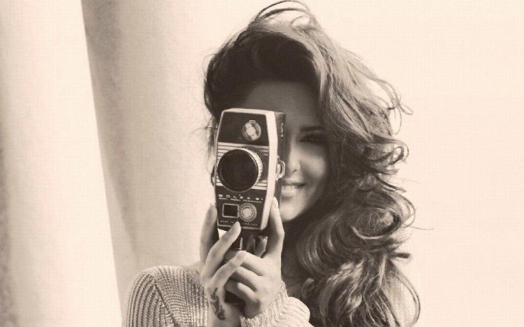 Девушка с кинокамерой