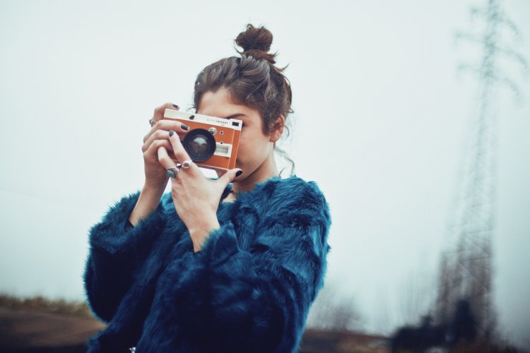 Девушка с фотоаппаратом