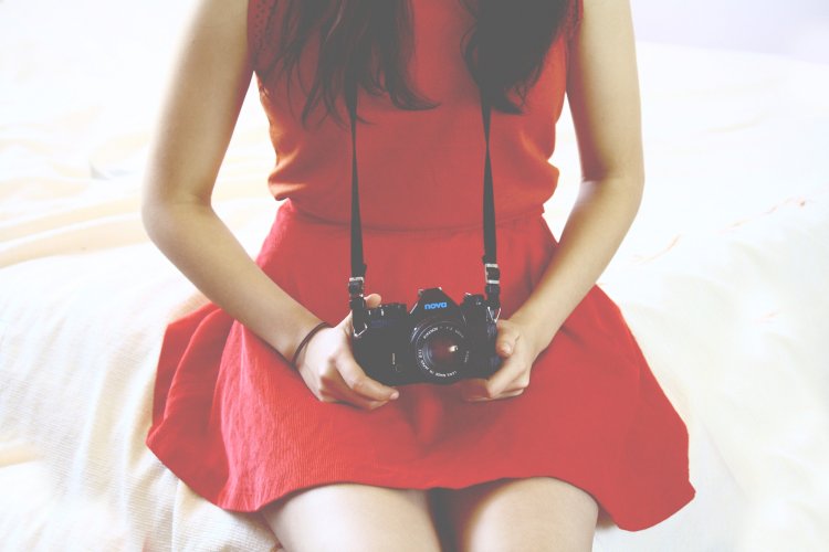 Девушка в Красном с фотоаппаратом