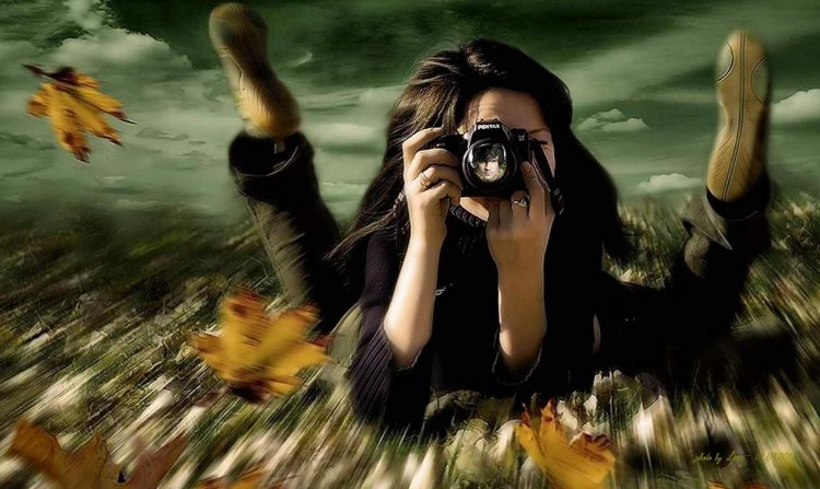 Брюнетка с фотоаппаратом