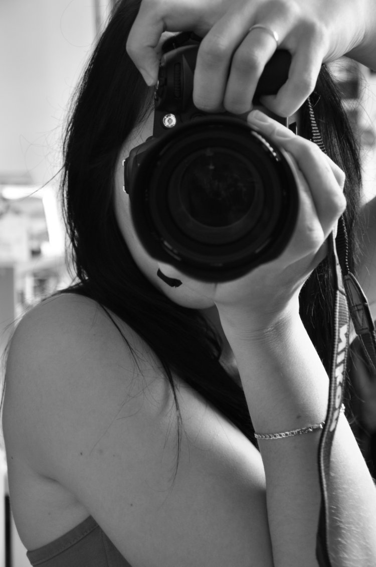 Девушка с фотоаппаратом черно белое фото