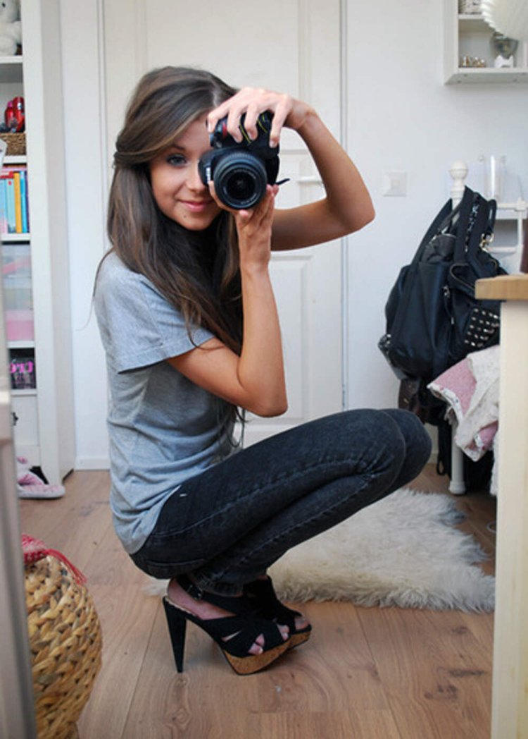 Девушка с фотоаппаратом в зеркале