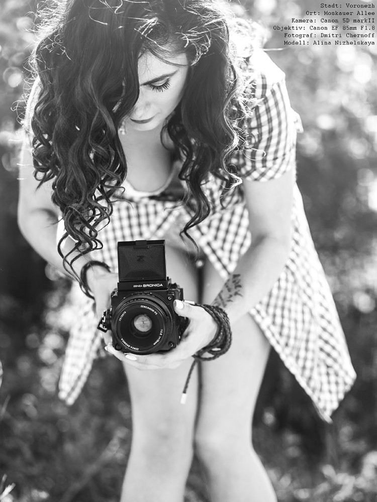 Полуобнажённая девушка с фотоаппаратом