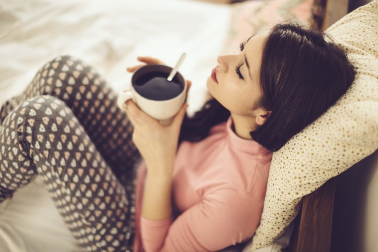 Брюнетка с чашкой кофе