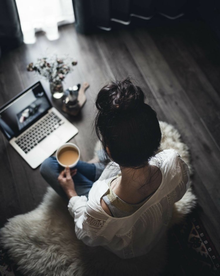 Девушка за компьютером со спины