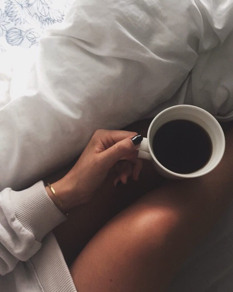 Девушки с чашкой в руках без лица