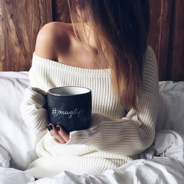 Девушка с кофе без лица