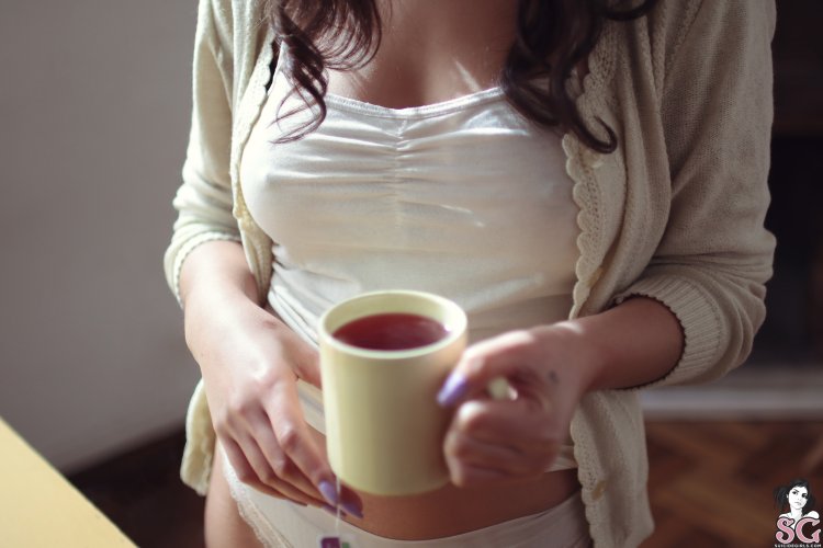 Брюнетка с чашкой кофе