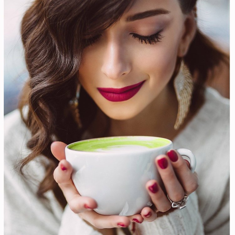 Девушка с кофе