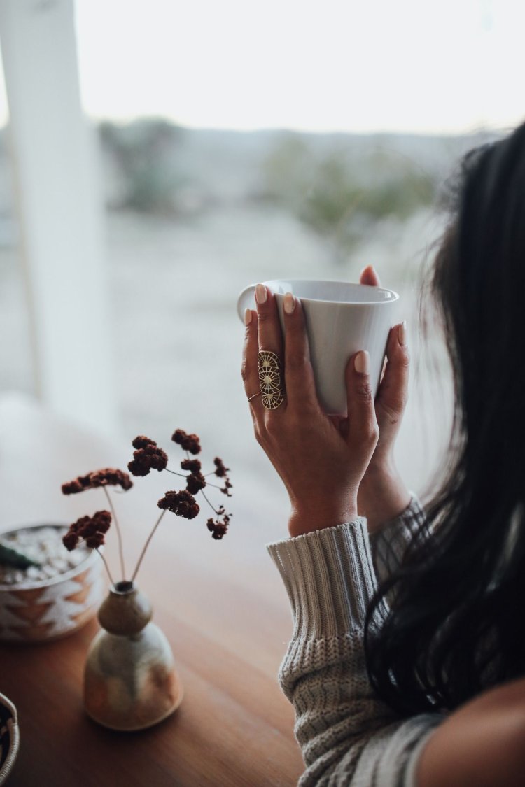 Девушка с чашкой кофе