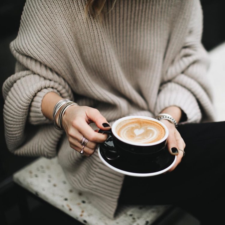 Чашка кофе в руках