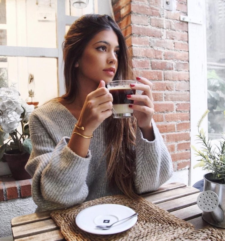 Фотосессия в свитере в кофейне