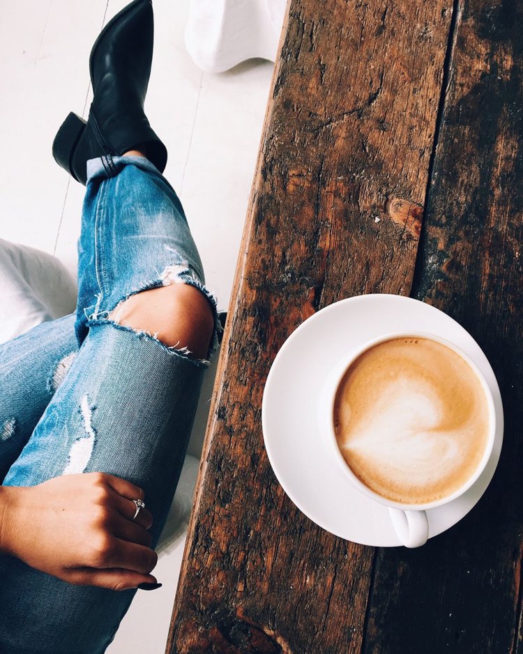 Брюнетка с кофе