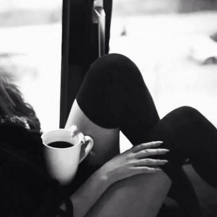 Брюнетка с кофе без лица