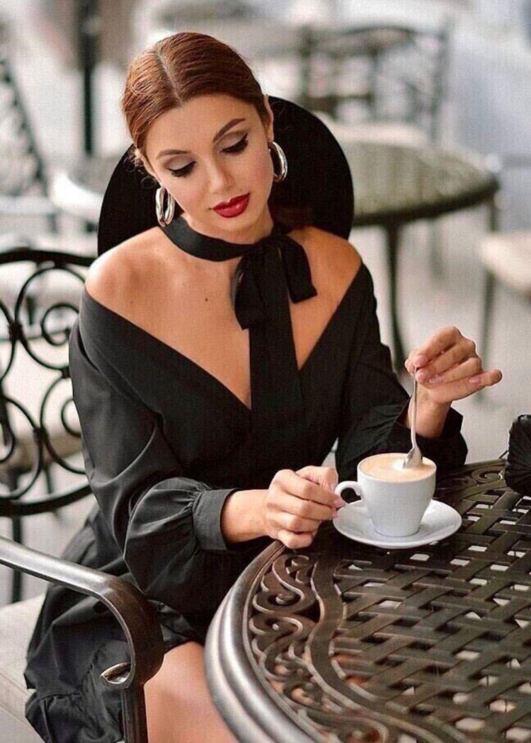 Дама с кофе