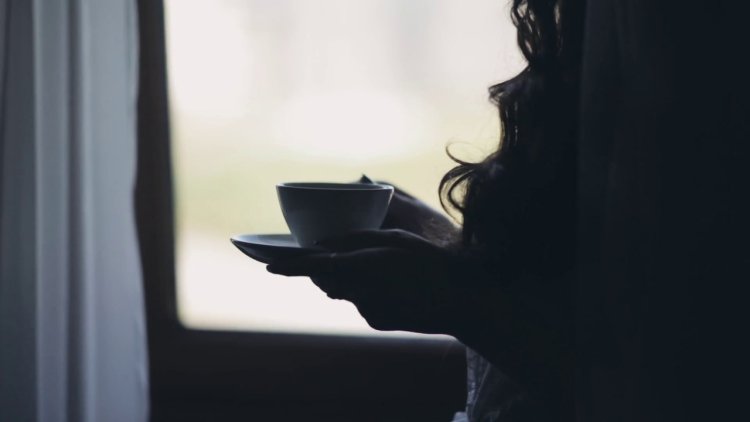 Девушка у окна с чаем
