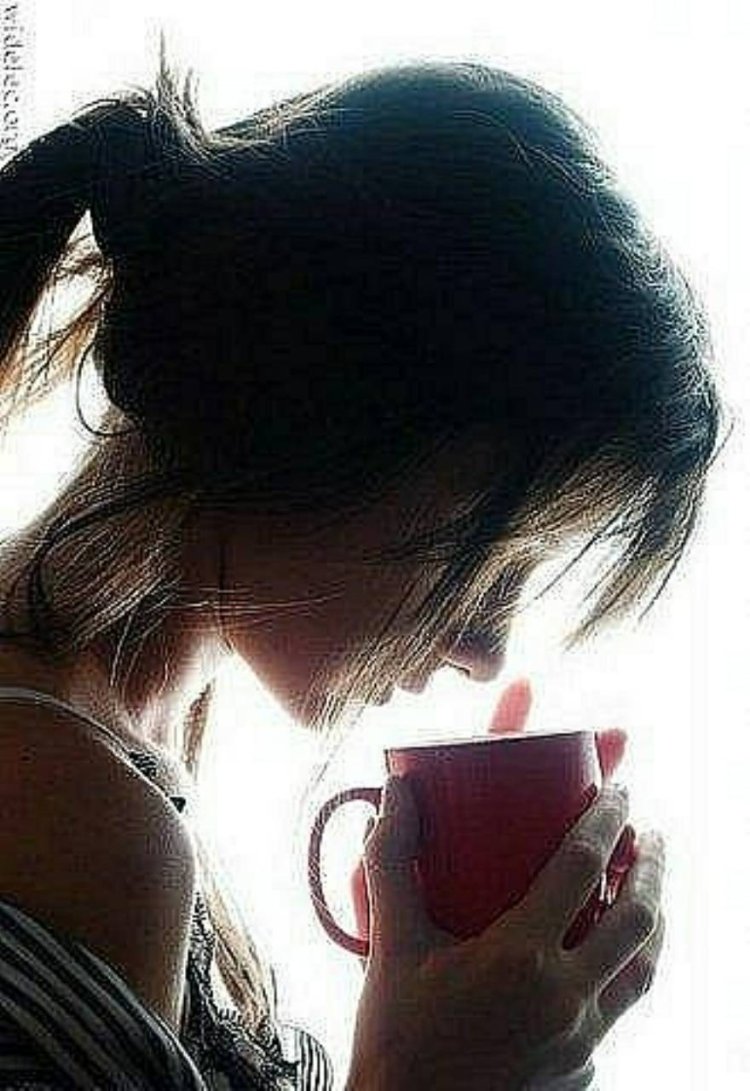 Брюнетка с чашкой кофе