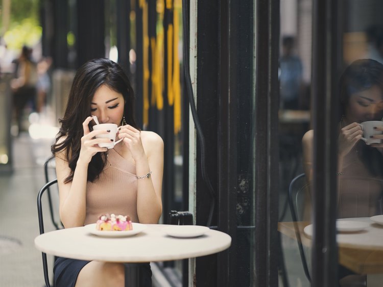 Девушка в кафе