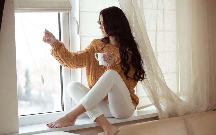 Девушка на подоконнике