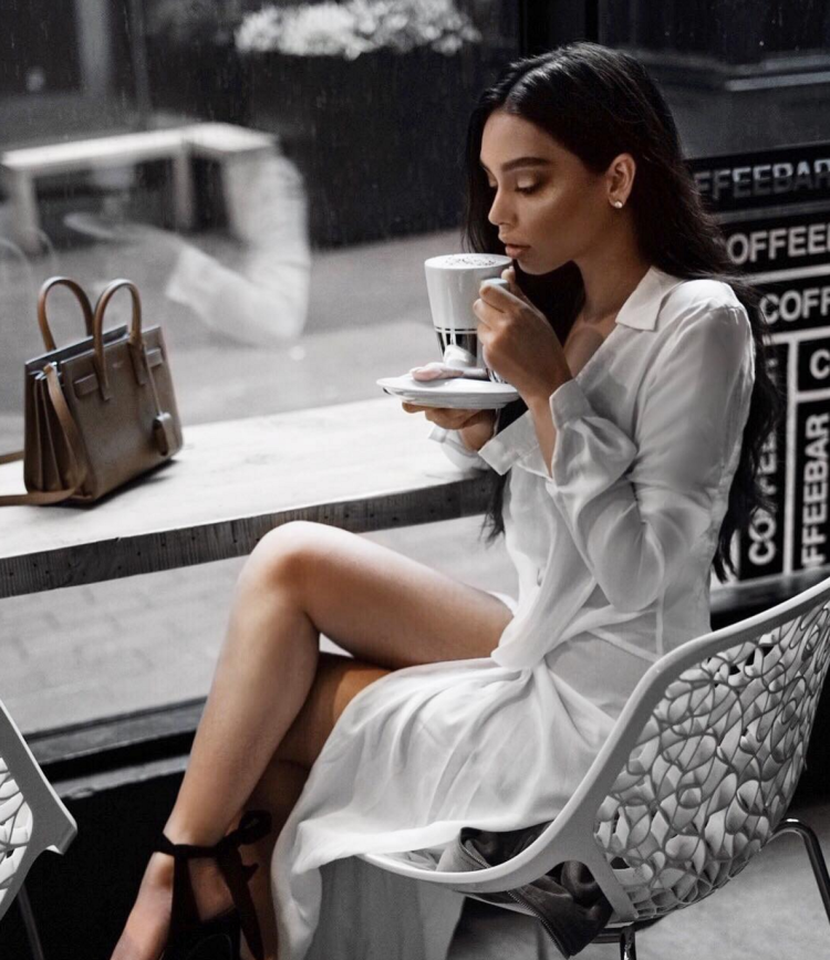 Элегантные женщины с кофе