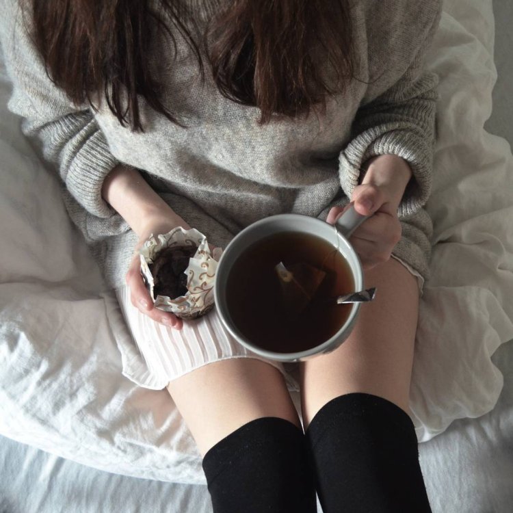 Девушка с чаем