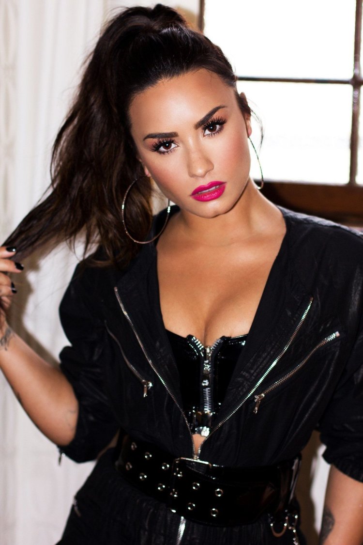 Певицы брюнетки