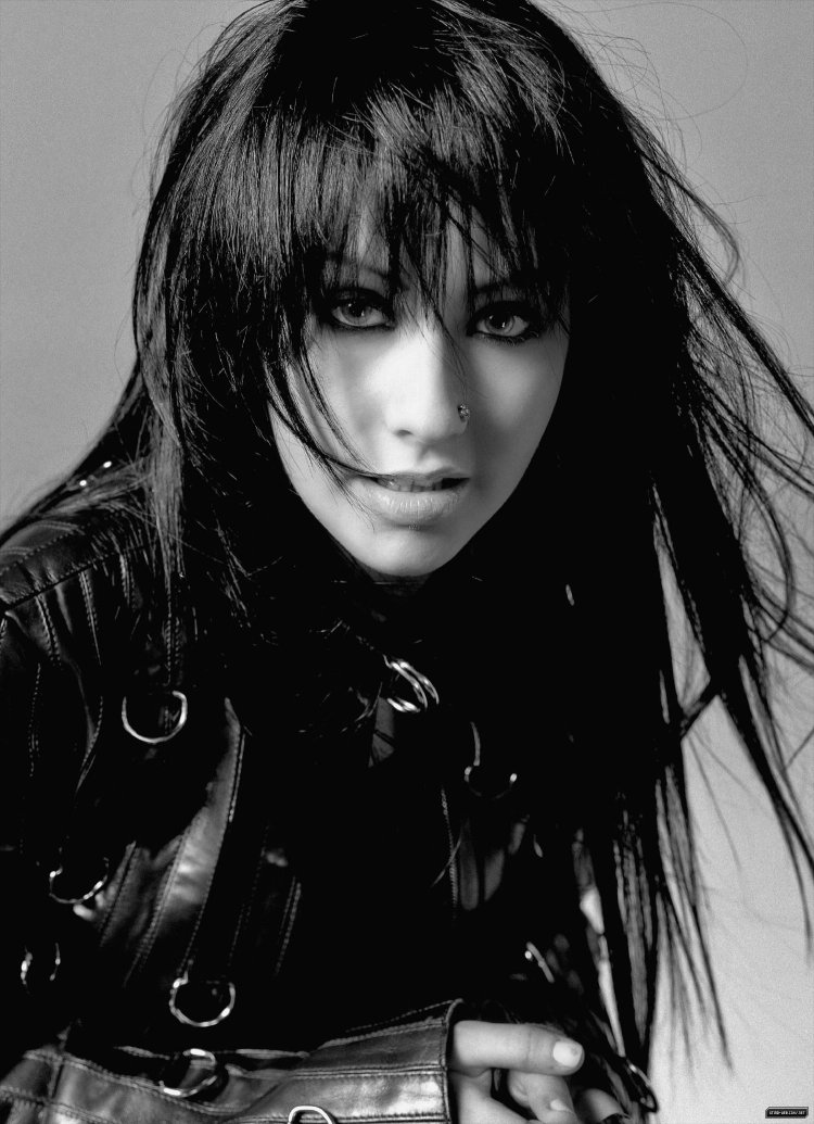 Брюнетка с челкой