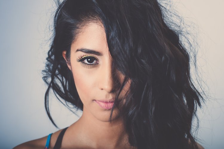 Кареглазая брюнетка