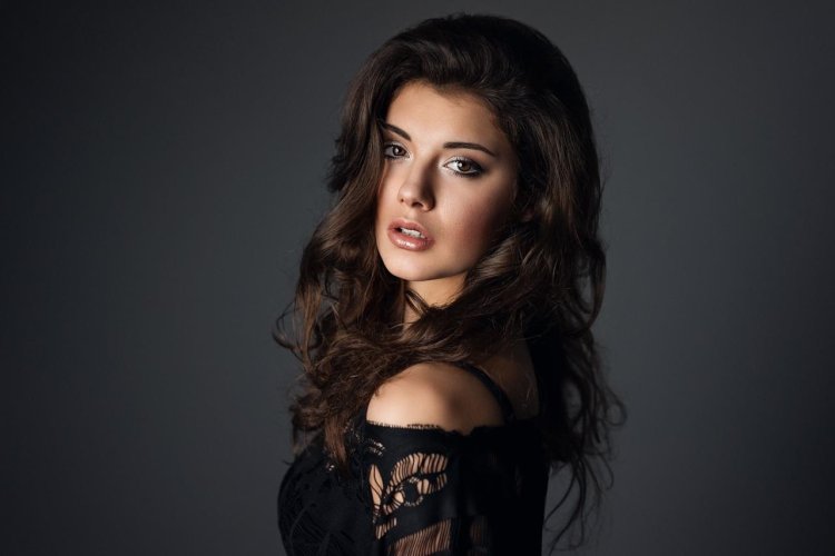 Кареглазая брюнетка