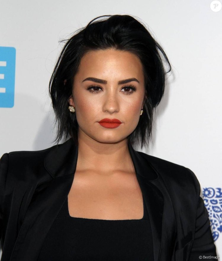 Деми Ловато с короткими волосами