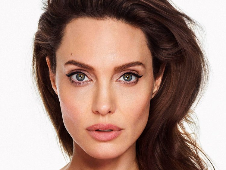 Анджелина джоли портрет
