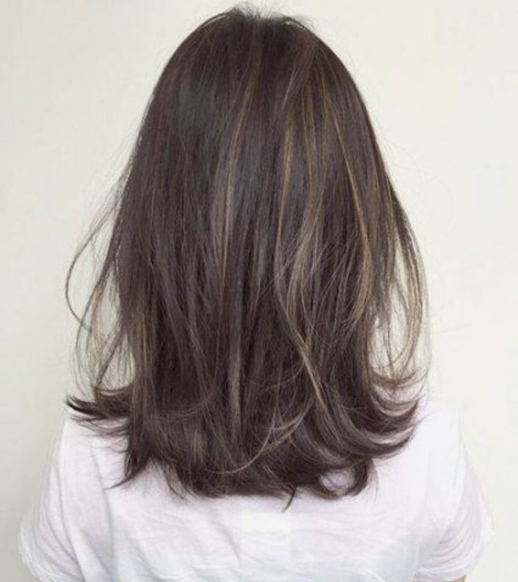 Темно русые волосы средней длины