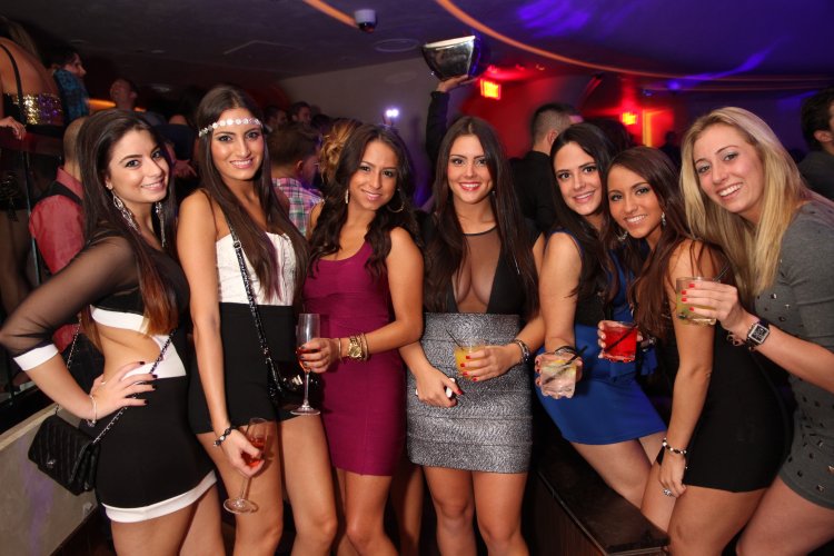 Красивые женщины в клубе